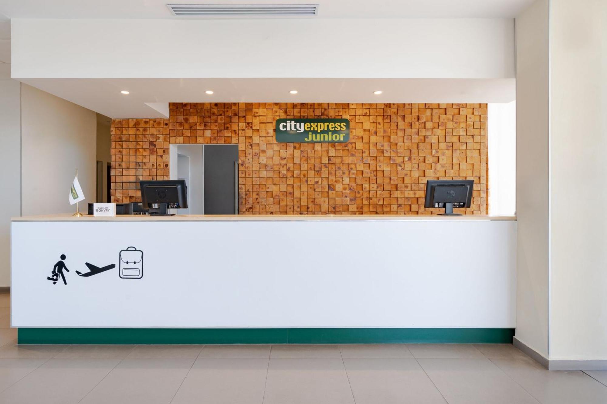 City Express Junior By Marriott Aguascalientes Centro Bagian luar foto