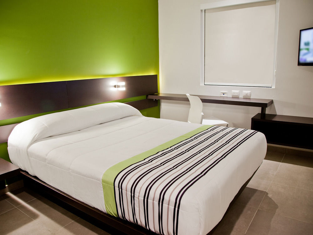 City Express Junior By Marriott Aguascalientes Centro Bagian luar foto